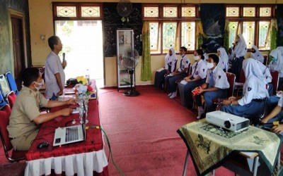 Pelatihan Jurnalistik Gerbang Menulis di Smansa Manggar, 5W+1H Kunci Tulis Berita
