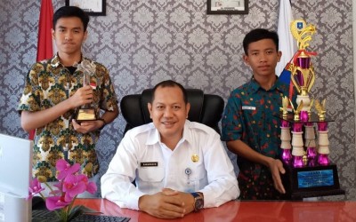 Kepala SMAN 1 Manggar Berfoto Bersama Pemenang Lomba Desain Batik dan Lomba Film Pendek Kebudayaan