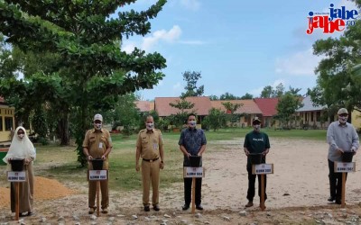5 Alumni SMA Negeri 1 Manggar Letakkan Batu Pertama Pembangunan Paving Blok Lapangan Upacara