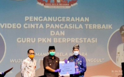 Membanggakan, Kepala SMA Negeri 1 Manggar Raih IKA PKn UPI Award 2020