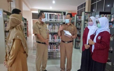 Hari Literasi Internasional, SMA Negeri 1 Manggar Serahkan Buku Karya Siswa ke Perpustakaan